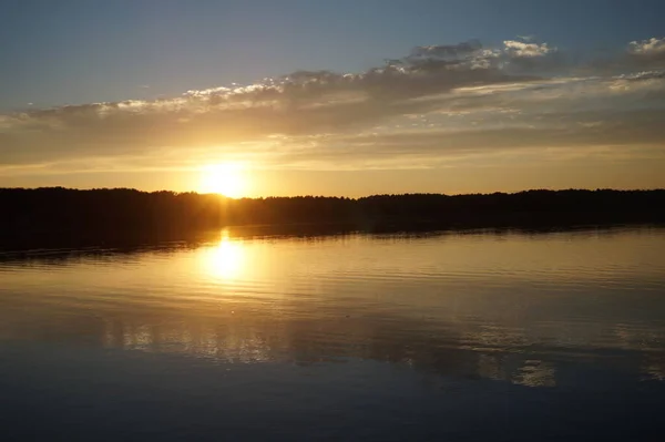 Vista Pitoresca Céu Escuro Infinito Sobre Lago Início Manhã — Fotografia de Stock