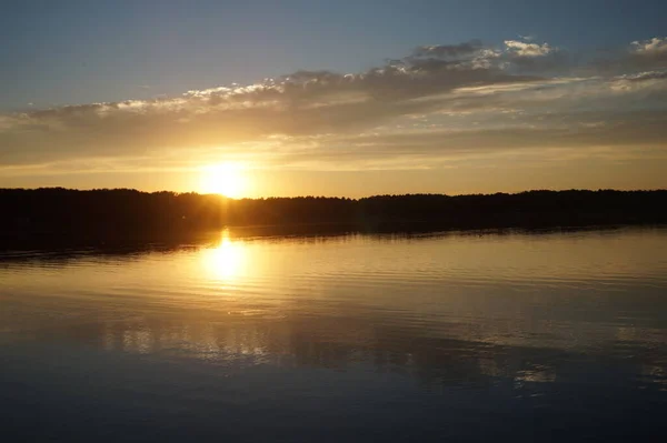 Vista Pitoresca Céu Escuro Infinito Sobre Lago Início Manhã — Fotografia de Stock