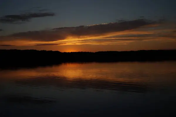 Vista Pitoresca Céu Escuro Infinito Sobre Lago Início Manhã — Fotografia de Stock