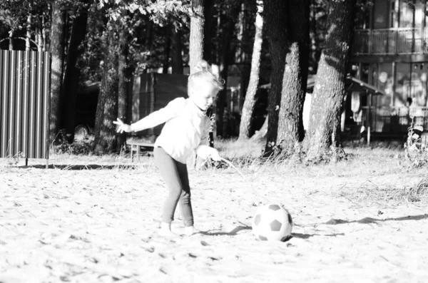 Ein Mädchen Spielt Mit Einem Ball Der Nähe Des Sees — Stockfoto