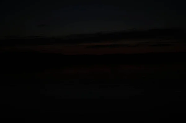 Vista Pitoresca Céu Escuro Infinito Sobre Lago Início Manhã — Fotografia de Stock