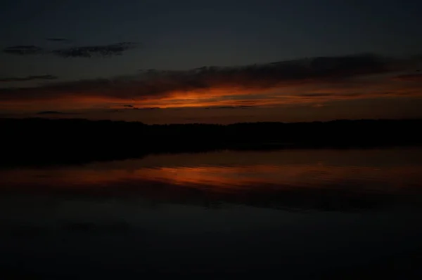 Vista Pitoresca Céu Escuro Infinito Sobre Lago Início Manhã — Fotografia de Stock