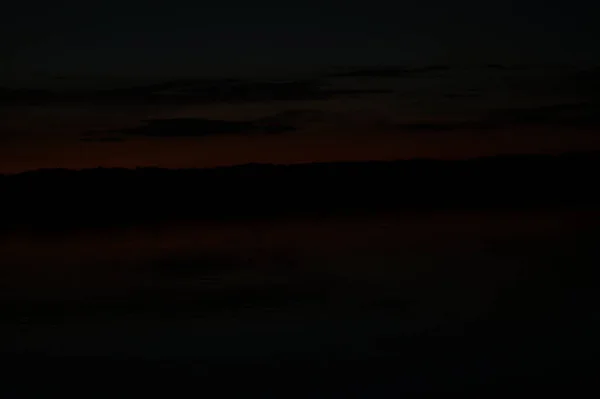 Vista Pittoresca Del Cielo Buio Infinito Sul Lago Prima Mattina — Foto Stock