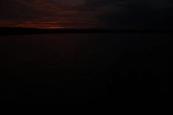 湖の鏡面に映る夕日の絵のような景色 — ストック写真