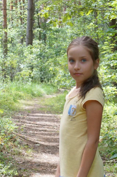 Ein Mädchen Das Einem Park Geht — Stockfoto
