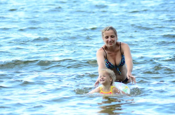 Young Woman Playing Daughter Summer Lake — Fotografia de Stock