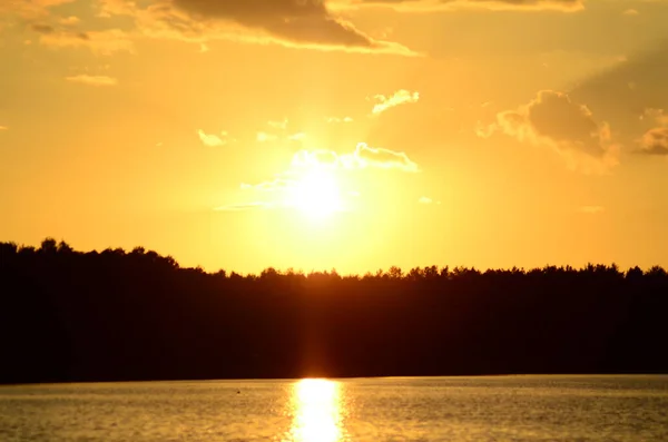 Panoramablick Auf Den Wunderschönen Sonnenuntergang Der Sich See Spiegelt — Stockfoto