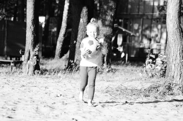 Ein Mädchen Spielt Mit Einem Ball Der Nähe Des Sees — Stockfoto