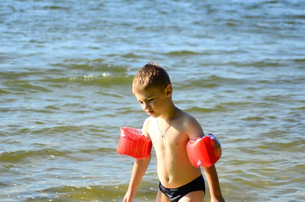 Kleiner Junge Schwimmt See — Stockfoto