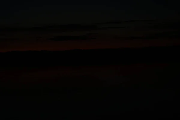 Vista Pittoresca Del Cielo Buio Infinito Sul Lago Prima Mattina — Foto Stock