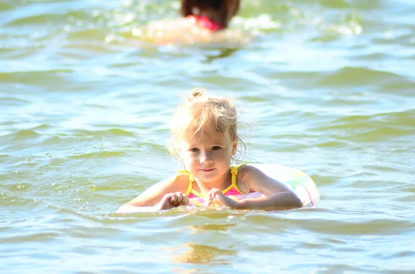 Ein Kleines Mädchen Das See Schwimmt — Stockfoto