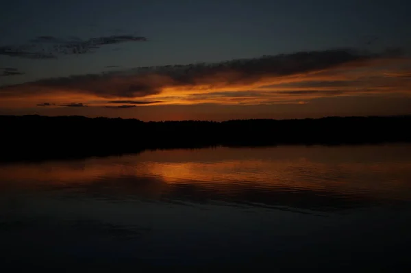 Vista Pitoresca Céu Escuro Infinito Sobre Lago Início Manhã — Fotografia de Stock