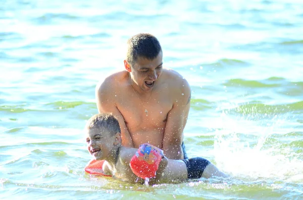 Father Teaching Son Swim — Stockfoto