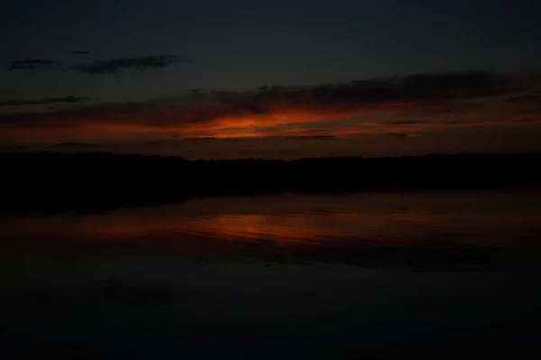 Pintoresca Vista Del Cielo Oscuro Sin Fin Sobre Lago Madrugada — Foto de Stock