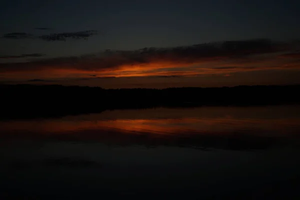 Vista Pitoresca Céu Escuro Infinito Sobre Lago Início Manhã — Fotografia de Stock