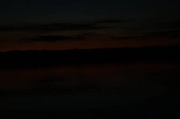 Vista Pittoresca Del Cielo Buio Infinito Sul Lago Prima Mattina — Foto Stock