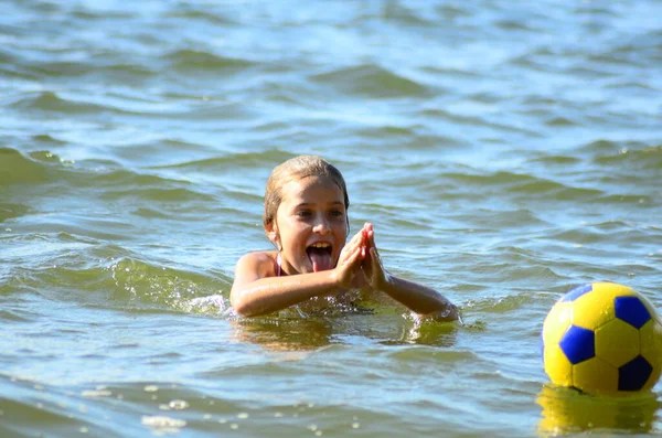 Een Klein Meisje Zwemmen Het Meer — Stockfoto