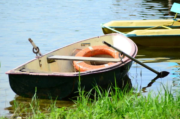 Göl manzaralı eski bir tekne 