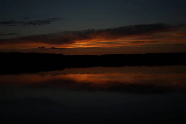 Vista Pitoresca Céu Escuro Infinito Sobre Lago Início Manhã — Fotografia de Stock