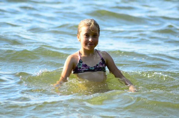 Little Girl Playing Lake — Stockfoto