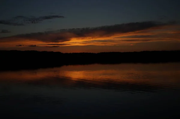 Vista Pitoresca Céu Escuro Infinito Sobre Lago Início Manhã — Fotografia de Stock