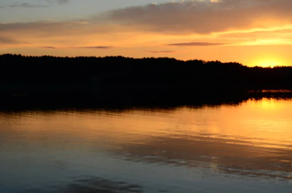 Panoramautsikt Över Vacker Solnedgång Reflekteras Sjön — Stockfoto