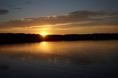 Sabahın erken saatlerinde gölün üzerinde sonsuz karanlık gökyüzü manzarası.   