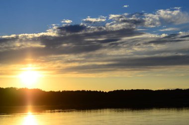 Sahilde günbatımının panoramik manzarası Güzel gökyüzü