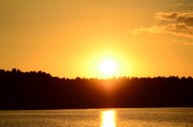 Gölde yansıyan günbatımının panoramik görüntüsü