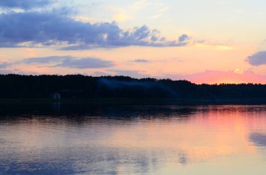 Sahilde günbatımının panoramik manzarası Güzel gökyüzü