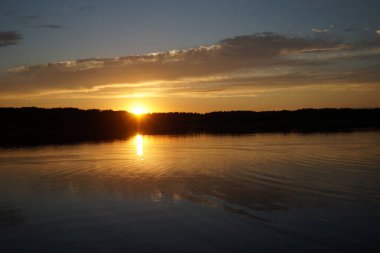 Sabahın erken saatlerinde gölün üzerinde sonsuz karanlık gökyüzü manzarası.   