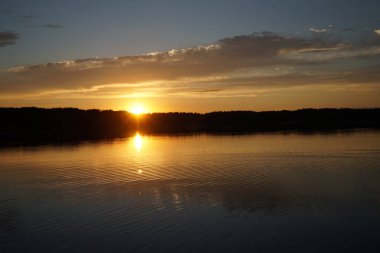 Sabahın erken saatlerinde gölün üzerinde sonsuz karanlık gökyüzü manzarası.   