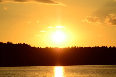 Gölde yansıyan günbatımının panoramik görüntüsü