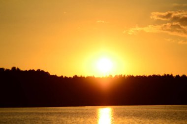 Gölde yansıyan günbatımının panoramik görüntüsü