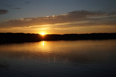 Sabahın erken saatlerinde gölün üzerinde sonsuz karanlık gökyüzü manzarası.   