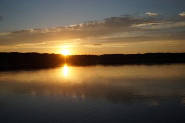 Sabahın erken saatlerinde gölün üzerinde sonsuz karanlık gökyüzü manzarası.   