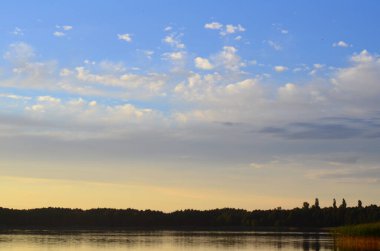 güzel günbatımının panoramik görüntüsü göle yansıyor