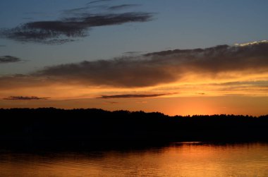 güzel günbatımının panoramik görüntüsü göle yansıyor