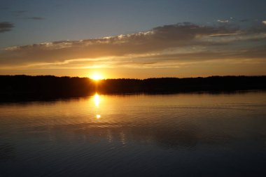 Sabahın erken saatlerinde gölün üzerinde sonsuz karanlık gökyüzü manzarası.   