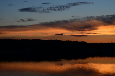 güzel günbatımının panoramik görüntüsü göle yansıyor