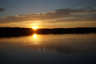 Sabahın erken saatlerinde gölün üzerinde sonsuz karanlık gökyüzü manzarası.   