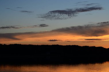 güzel günbatımının panoramik görüntüsü göle yansıyor