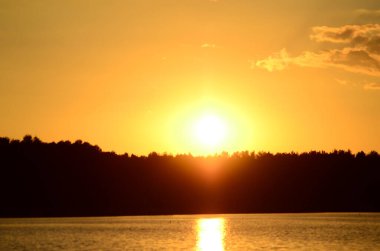 Gölde yansıyan günbatımının panoramik görüntüsü