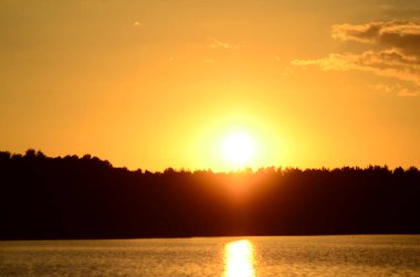 Gölde yansıyan günbatımının panoramik görüntüsü