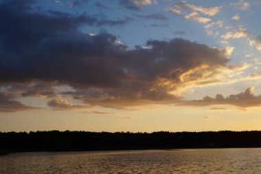 Yaz günbatımında göl manzarası  