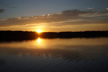 Sabahın erken saatlerinde gölün üzerinde sonsuz karanlık gökyüzü manzarası.   