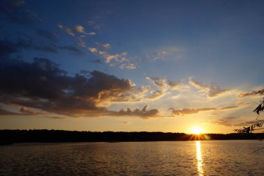 Yaz günbatımında göl manzarası  