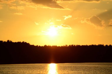 güzel günbatımının panoramik görüntüsü göle yansıyor