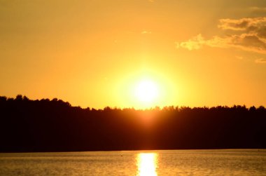 Gölde yansıyan günbatımının panoramik görüntüsü