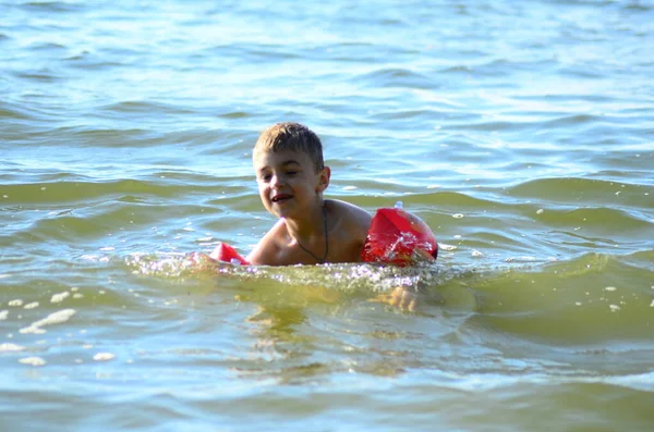 Little Boy Swimming Lake — Stockfoto